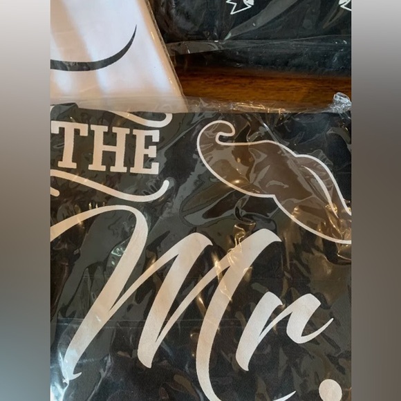 Deluxy Mr & Mrs Apron, Potholder And Cookbook Set For Couple new 6pcs - Picture 3 of 4